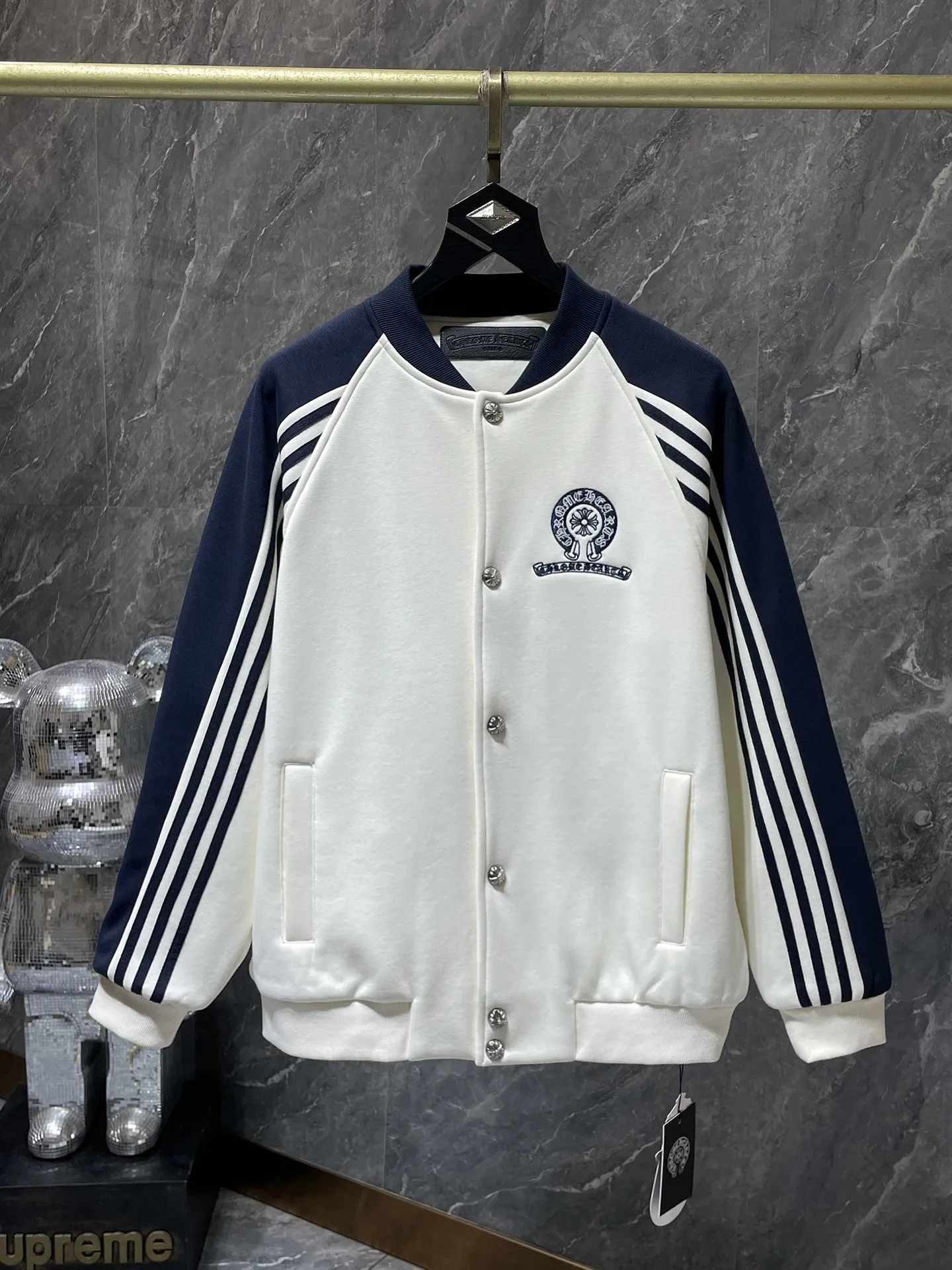 P436 Chrome Hearts 🍁Winter clothing is here🍁New Year's clothing Sanskrit cross woolen leather sleeves spliced ​​baseball embroidered cotton clothing Heavy embroidery➕Double sleeve splicing special technology Counter synchronization, heavy industry! ! Customized version of thickened woolen fabric, silk lining, customized version of hardware, not the ordinary version on the market! ! 🌈Recommended colors: black and white stitching 🌈Code numbers: S, M, L, XL